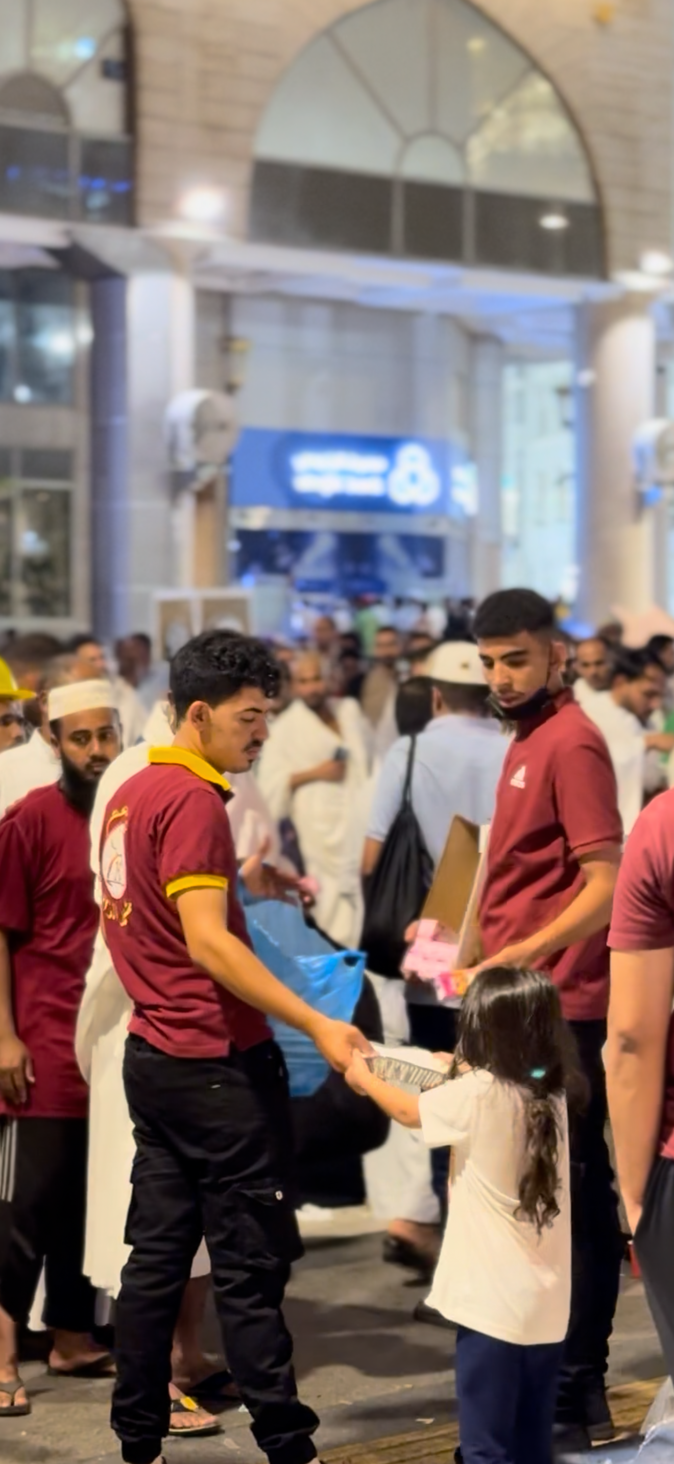 Gift Meal Boxes to Visitors in Masjid Al-Haram, Makkah