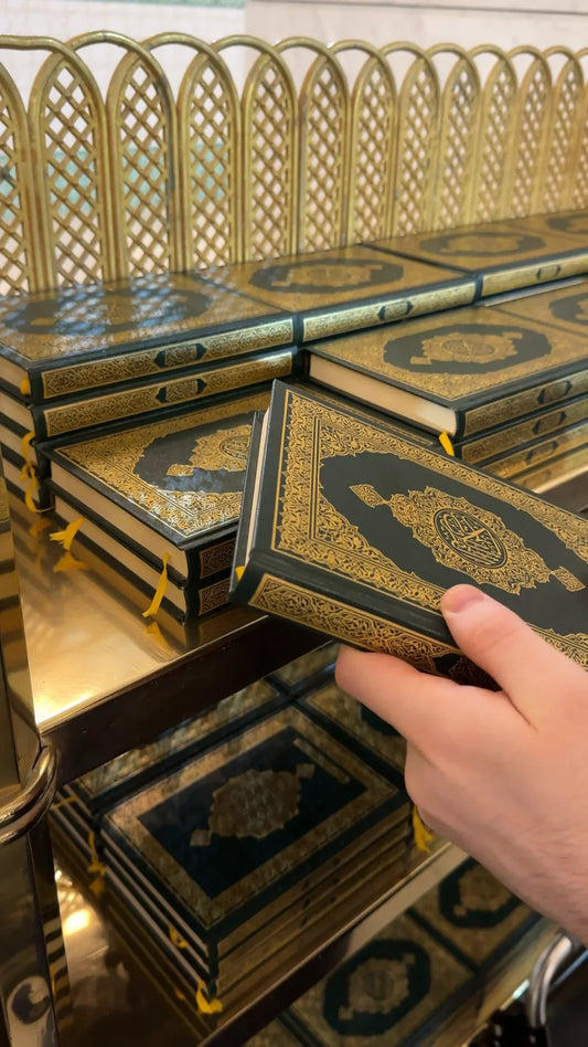 Distribute Qurans in Masjid Al-Haram, Makkah